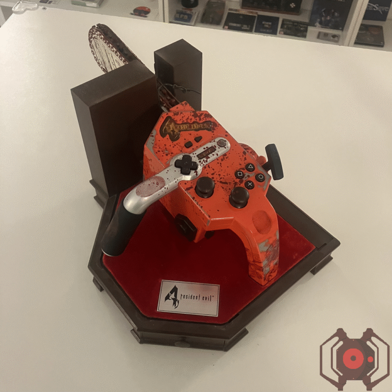 Manette Tronçonneuse Resident Evil 4 (PS2) (3/4, ouverte)